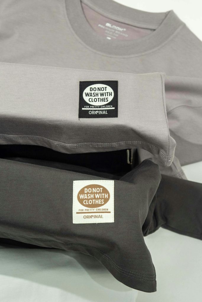 a-close-up-of-a-shirt-with-a-label-on-it-rmqdm7gy-re